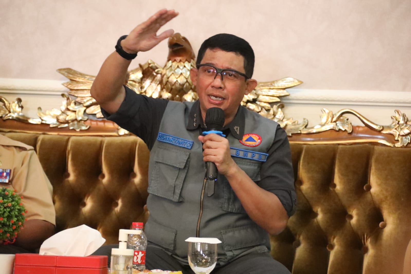 Kepala BNPB Letjen TNI Suharyanto (menggunakan rompi dan kemeja hijau) saat memimpin Rapat Evaluasi Percepatan Pelaksanaan Pembangunan Rumah Rusak bagi masyarakat terdampak gempa pada November yang lalu. Rapat ini dilaksanakan di Kantor Bupati Cianjur, Jawa Barat pada Jumat (14/7).